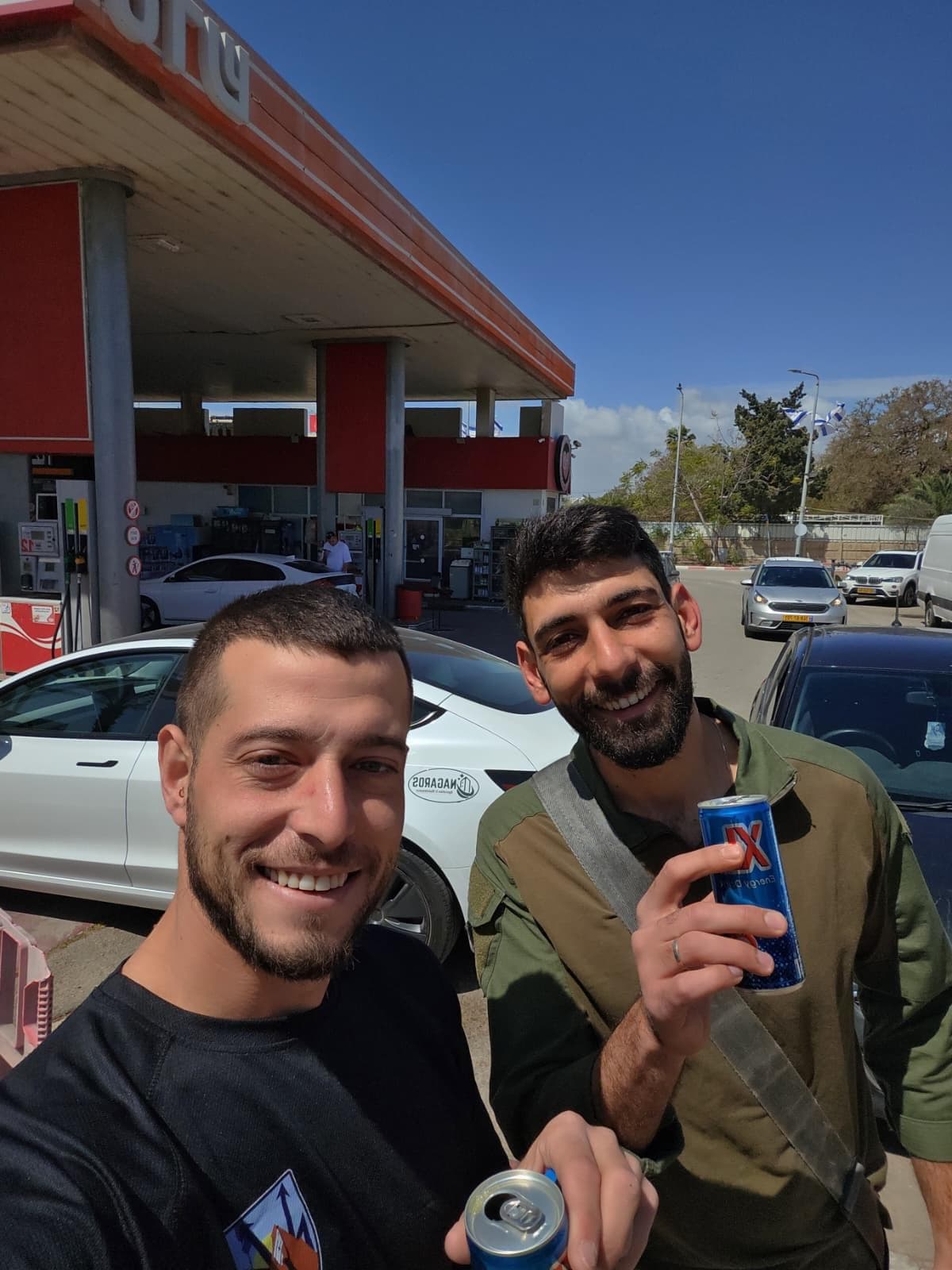 יצירת קשר עם נגרוס